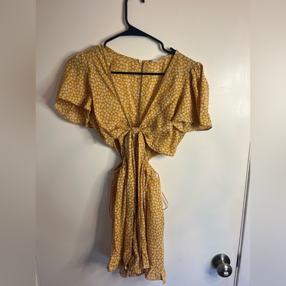 Sage Yellow Tie Front Ruffled Romper Size Small 💛